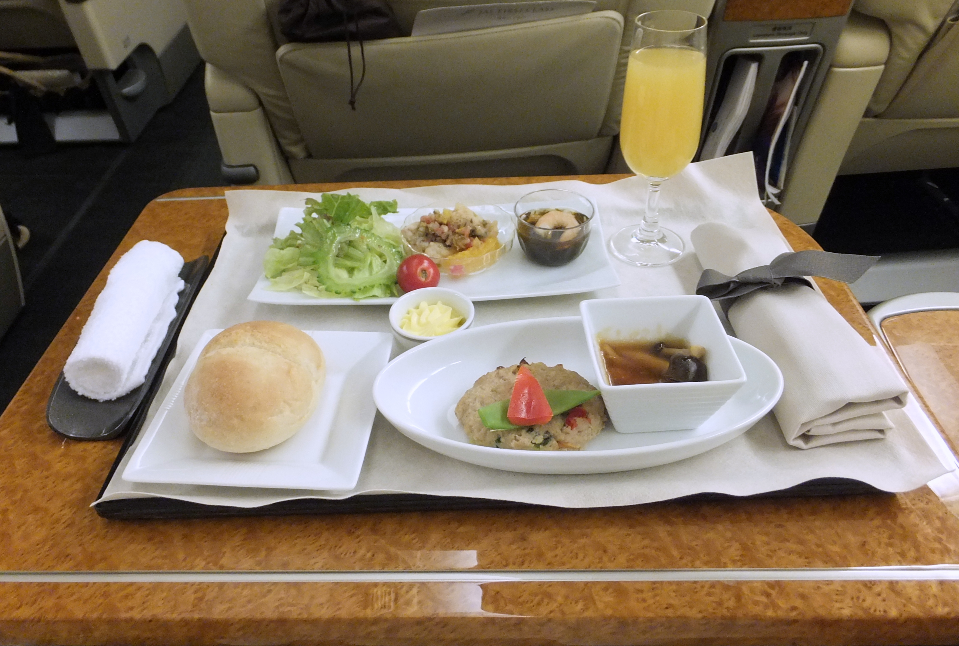 B777-200(JAL 国内線ファーストクラス): ブラッキーの暇つぶし B777-200(JAL 国内線ファーストクラス): ブラッキーの暇つぶし